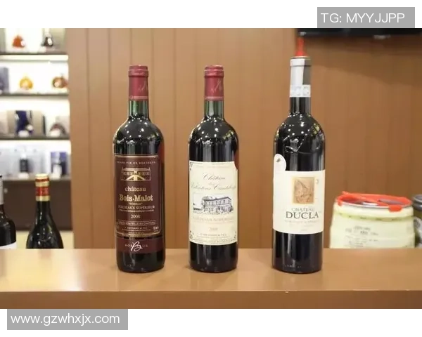 足球球星甜蜜合影展现爱意与默契两位巨星情侣共谱浪漫篇章